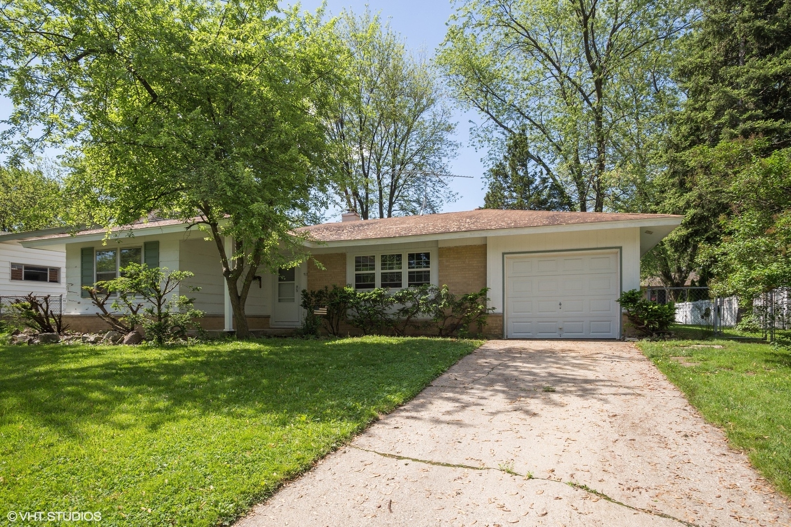 Property Photo:  517 East Elk Grove Boulevard  IL 60007 