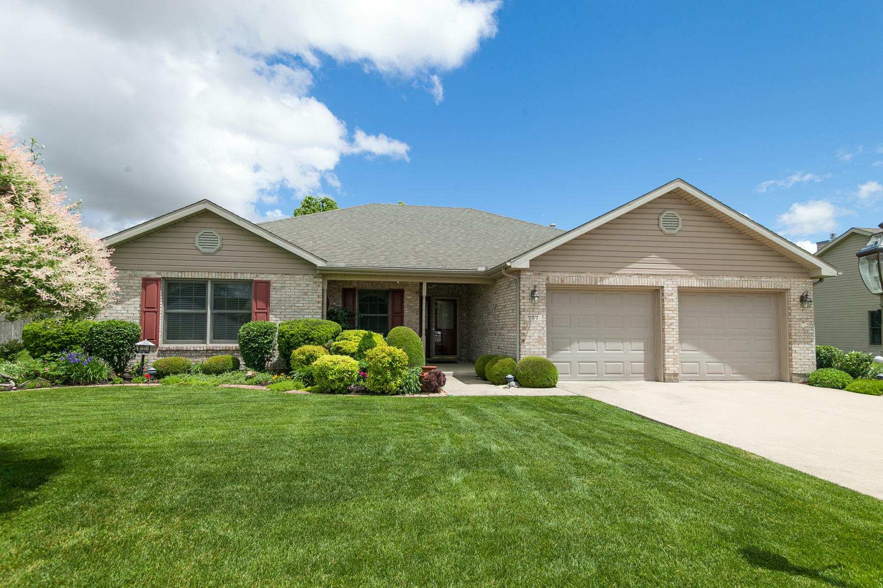 Property Photo: 737 Shaftsbury Road OH 45373