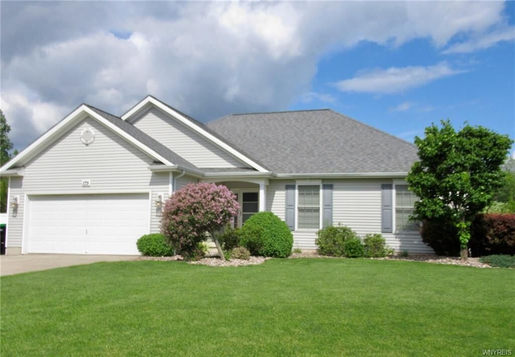 Property Photo:  175 Pin Oak Circle  NY 14072 
