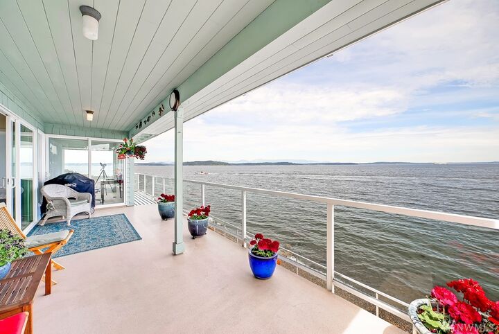 Property Photo:  3085  Alki Avenue SW 2  WA 98116 