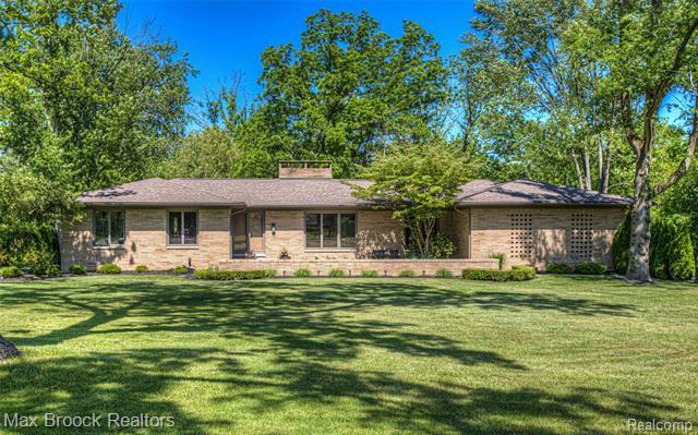 Property Photo:  7425 E Greenwich Drive  MI 48301 