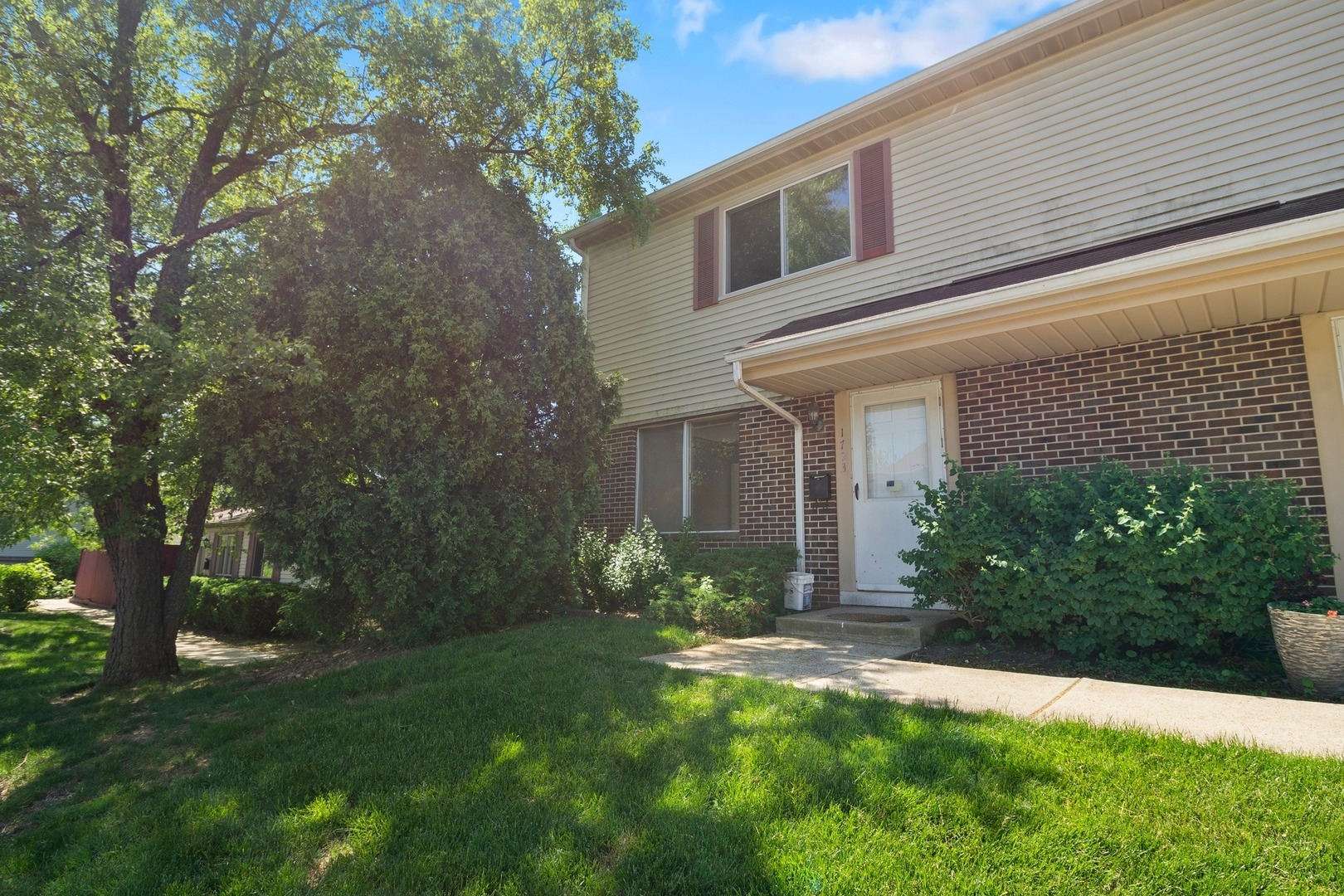 Property Photo:  1723 Queensbury Circle 5931  IL 60169 