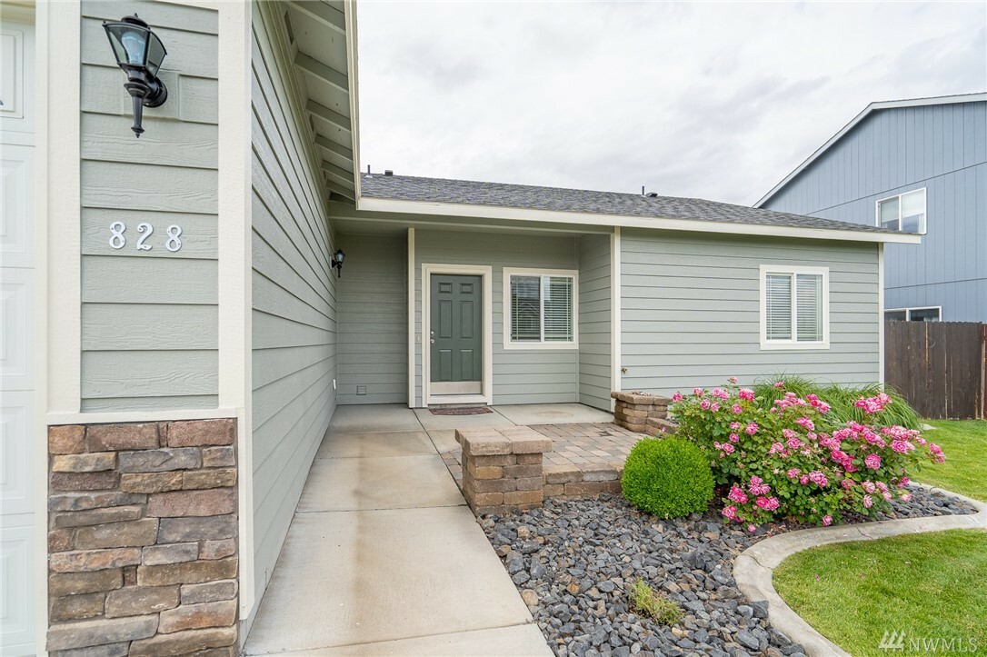 Property Photo:  828 W Polo Ridge Dr  WA 98837 