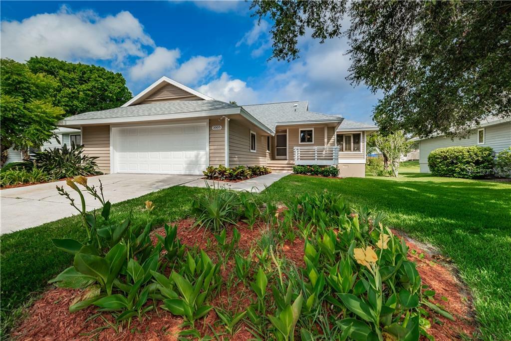 Property Photo:  1005 Lake Avoca Drive  FL 34689 