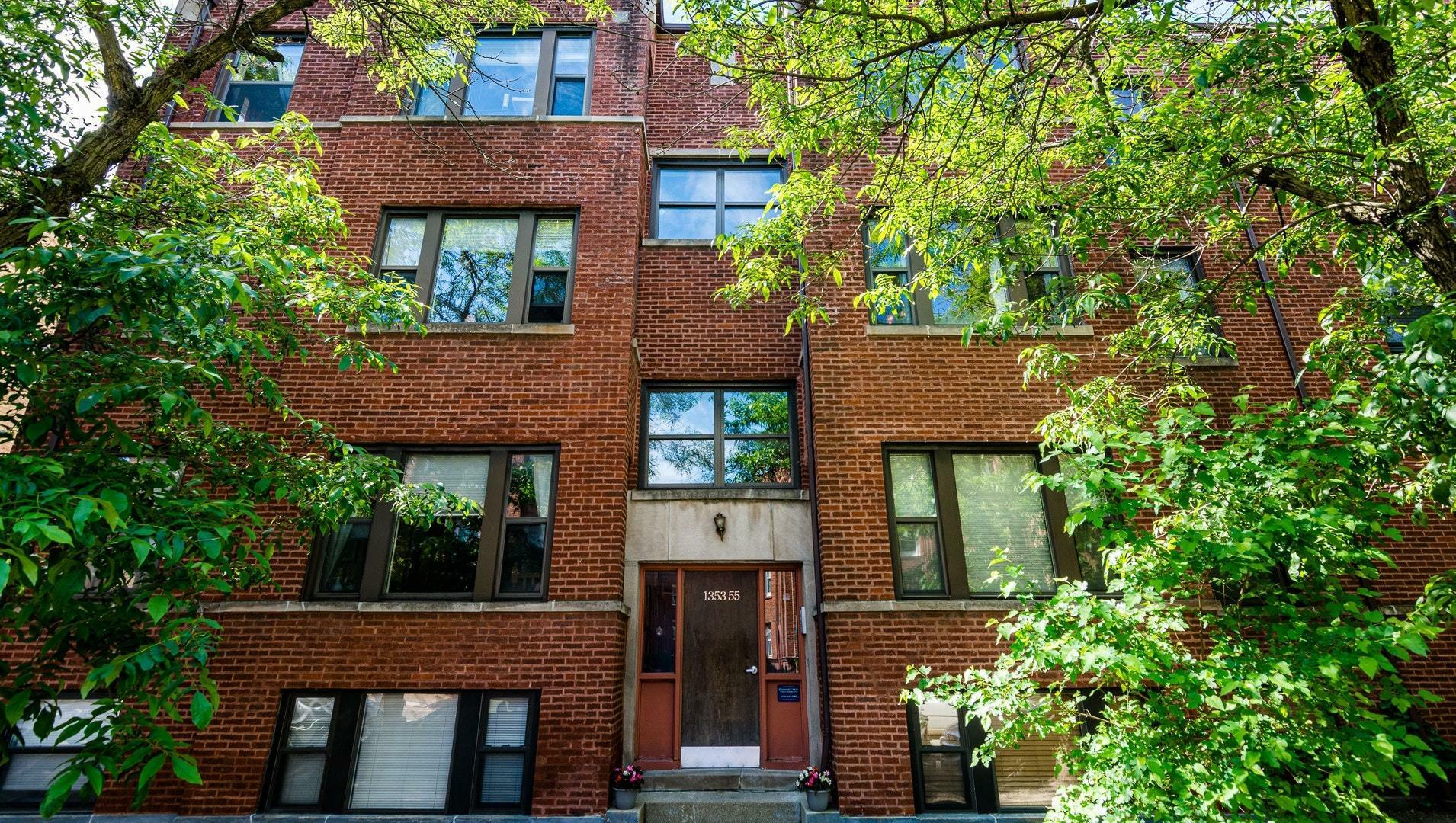 Property Photo: 1355 West Argyle Street 2B IL 60640