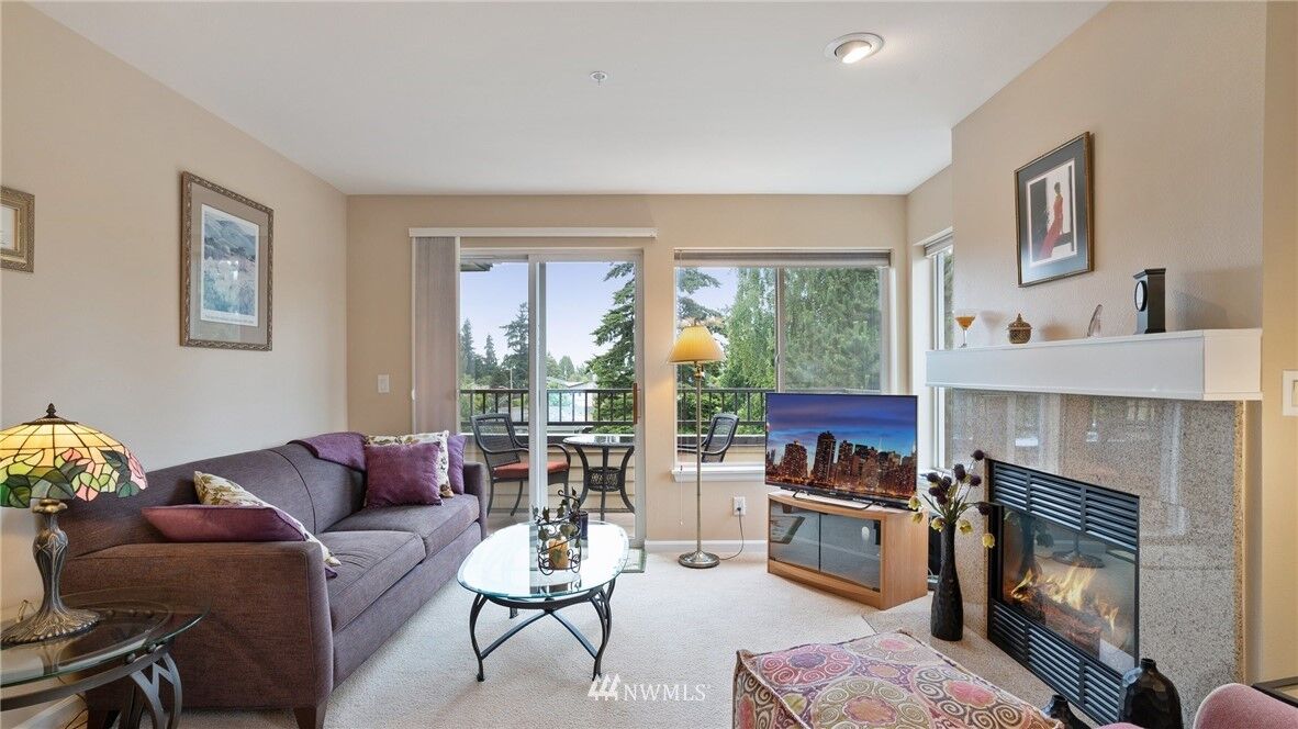 Property Photo: 9222 Roosevelt Way NE 308 WA 98115