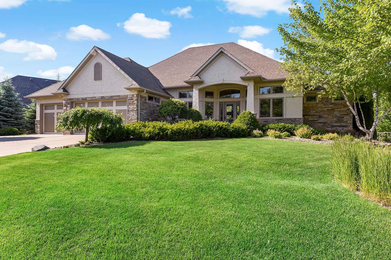 Property Photo: 1636 Greystone Road MN 55033