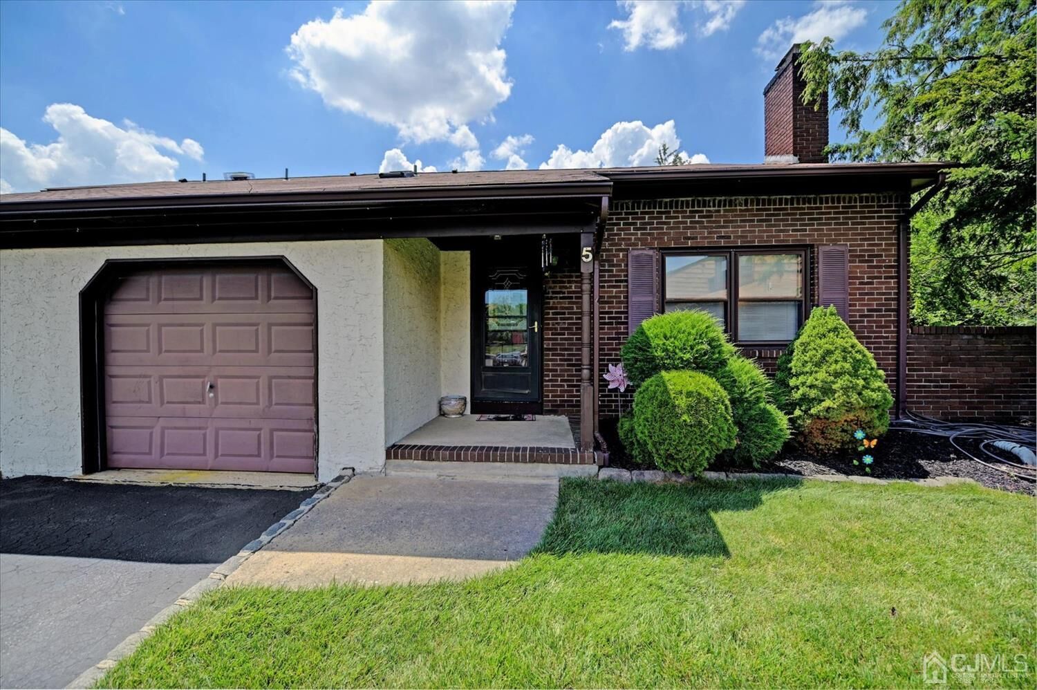 Property Photo:  5 Ashford Court  NJ 08872 