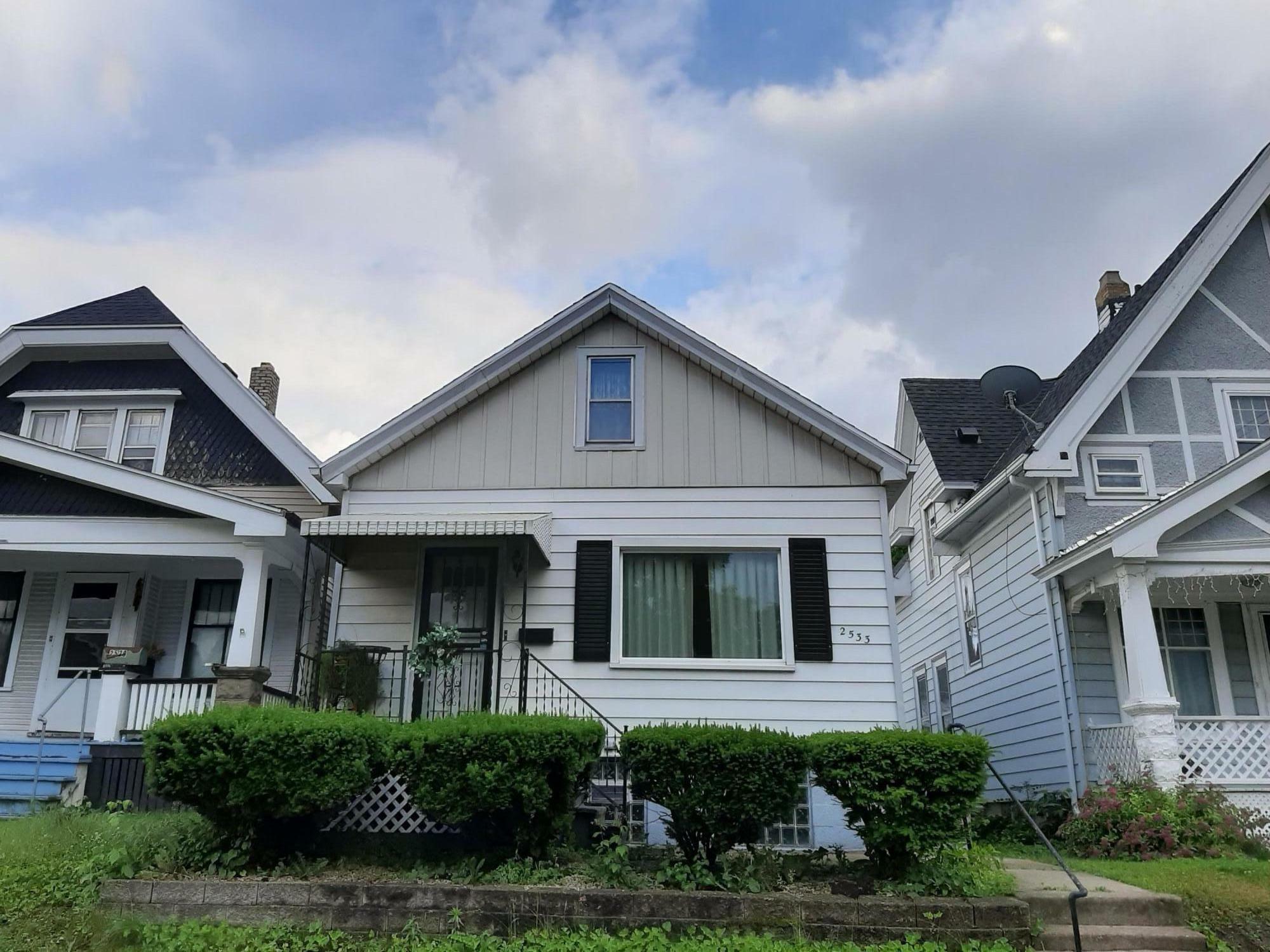 Property Photo:  2533 W Becher St  WI 53215 