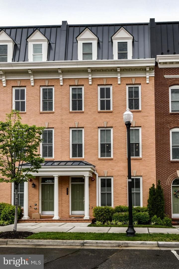 Property Photo: 716 Bluemont Avenue VA 22301