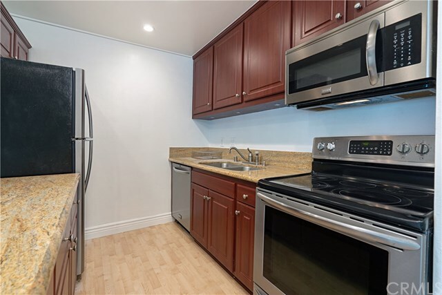 Property Photo: 605 S Prospect Avenue 201 CA 90277