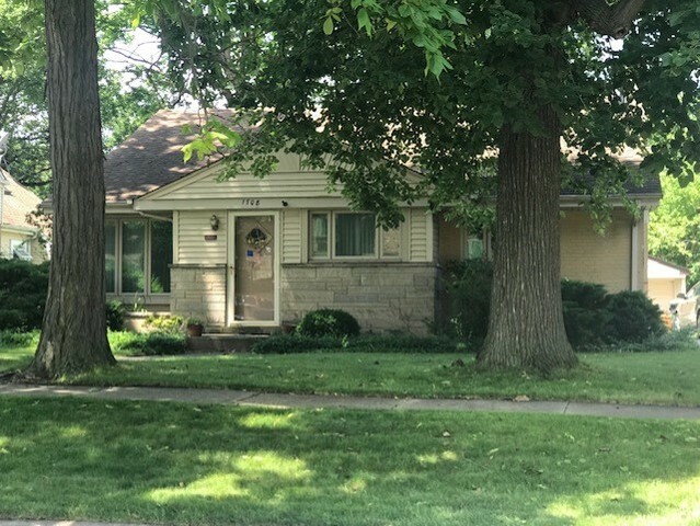 Property Photo: 1708 South Clifton Avenue IL 60068