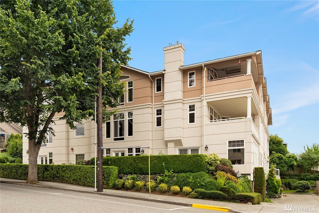 Property Photo:  546 Walnut St 202  WA 98020 