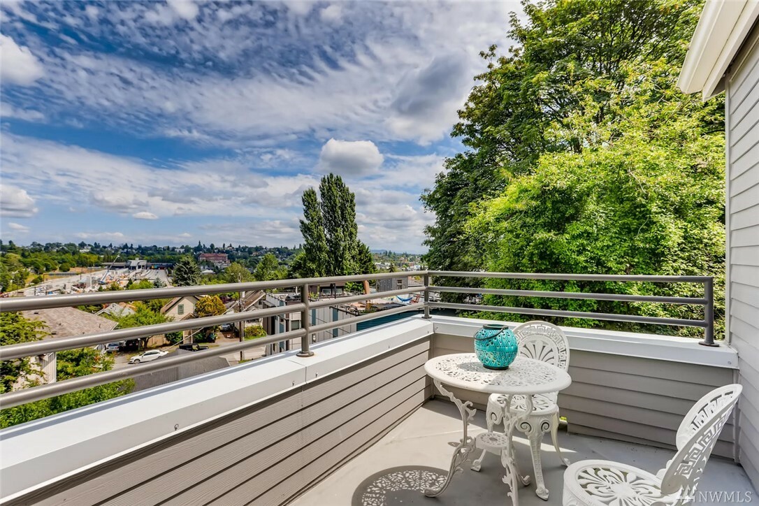 Property Photo: 1510 Cherrylane Ave S 302 WA 98144