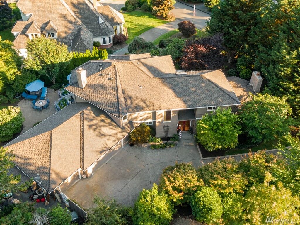 Property Photo:  4130  205th Avenue SE  WA 98075 