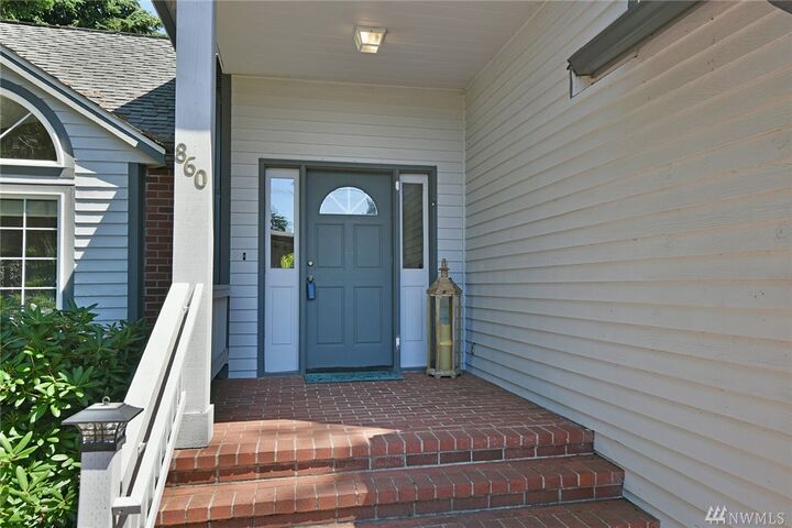 Property Photo:  860  Cherry Avenue NE  WA 98110 