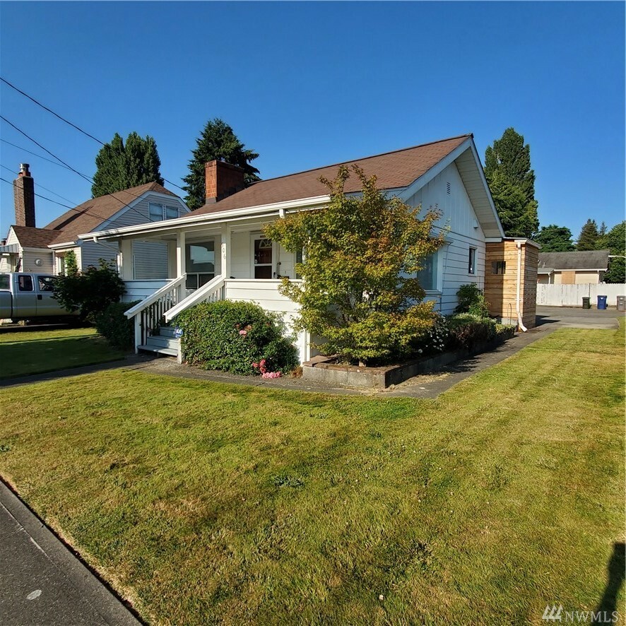 Property Photo:  506 Wells Ave N  WA 98057 