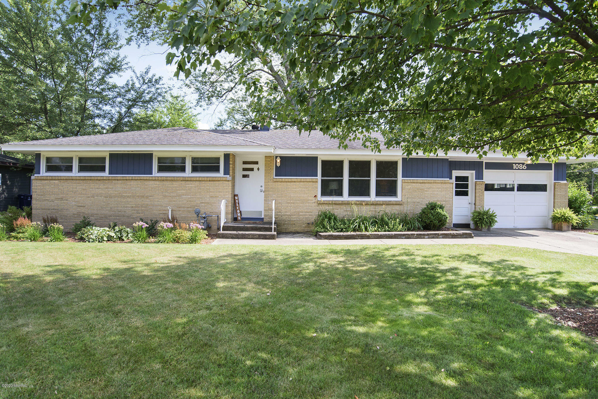 Property Photo:  1086 Legion Park Drive  MI 49423 