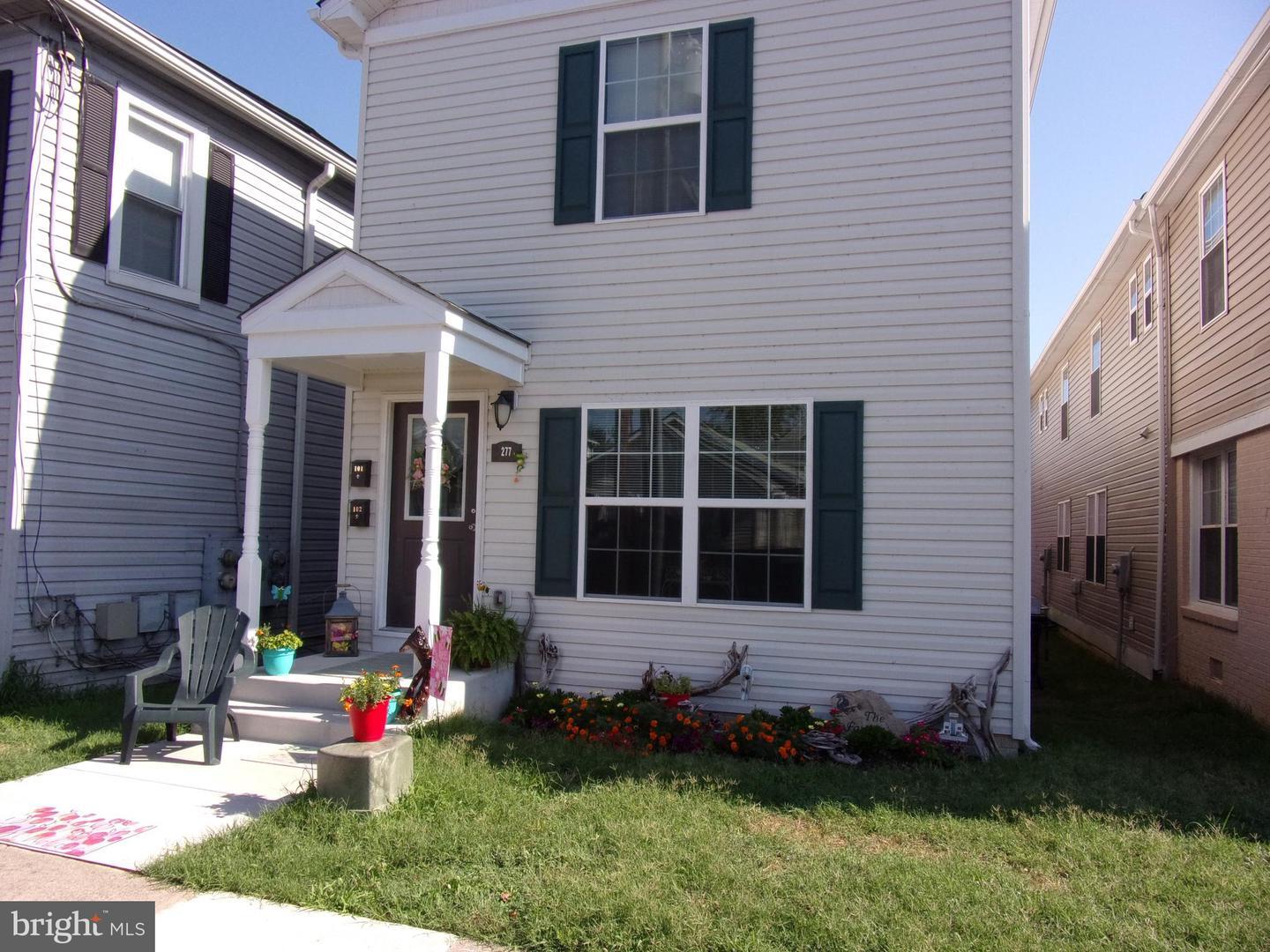 Property Photo: 277 4th Avenue VA 22134