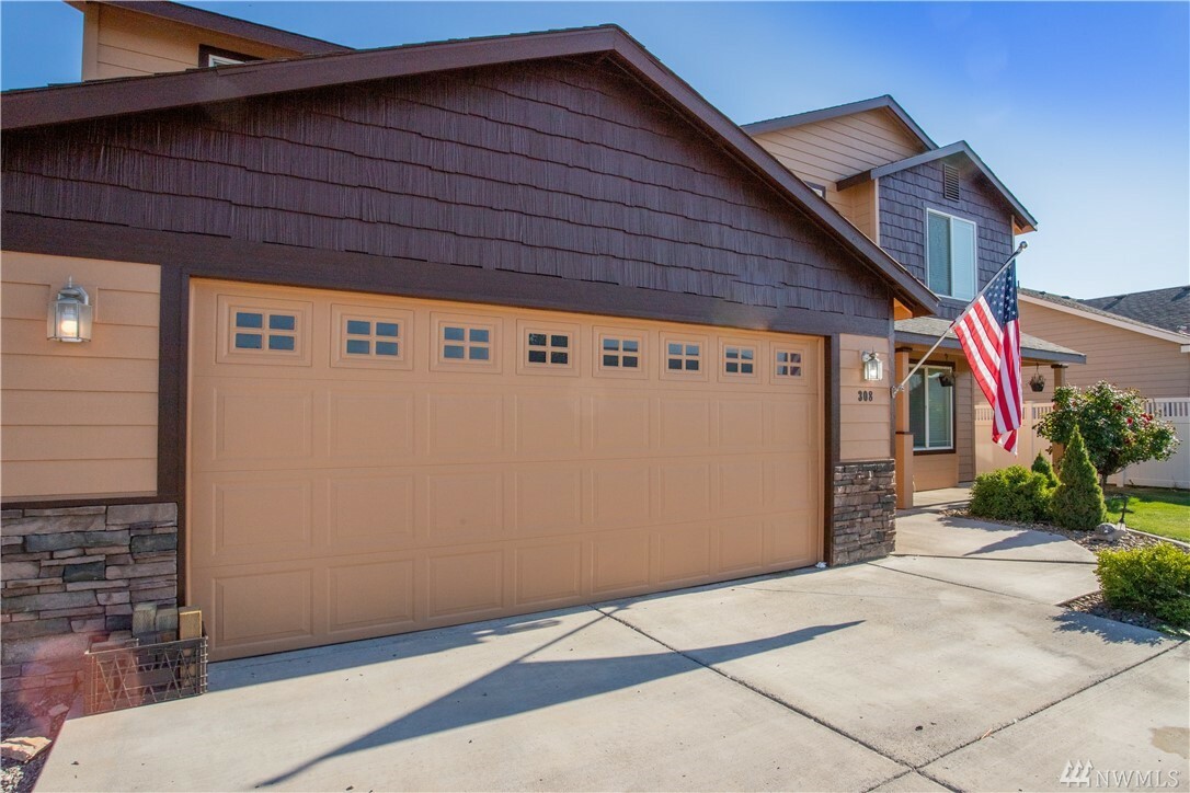 Property Photo: 308 H St NE WA 98848