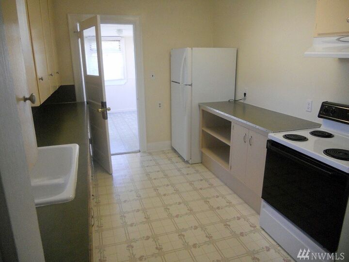 Property Photo:  1215 E 2nd Street  WA 98520 