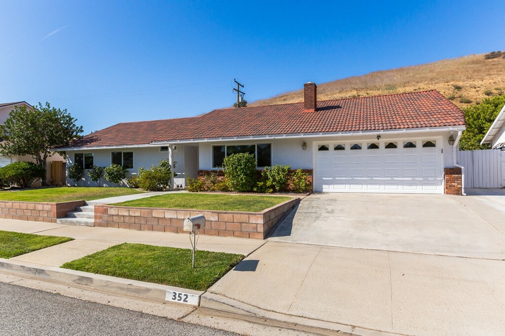 Property Photo:  352 W Columbia Road  CA 91360 