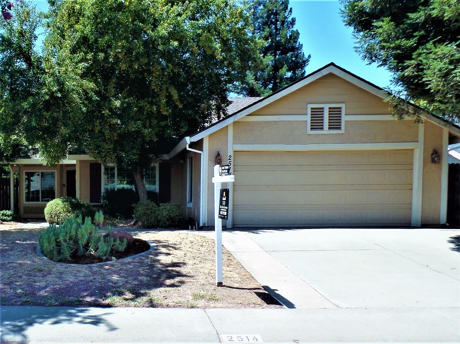 Property Photo:  2514 Stoughton Way  CA 95827 