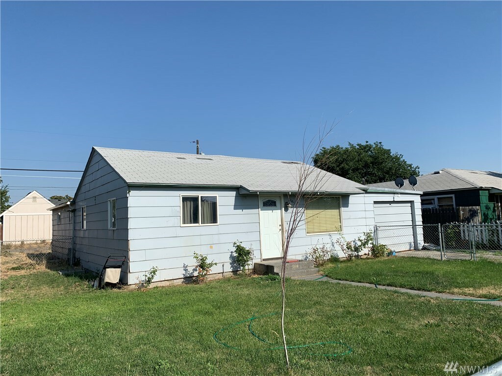 Property Photo: 166 E St SE WA 98823