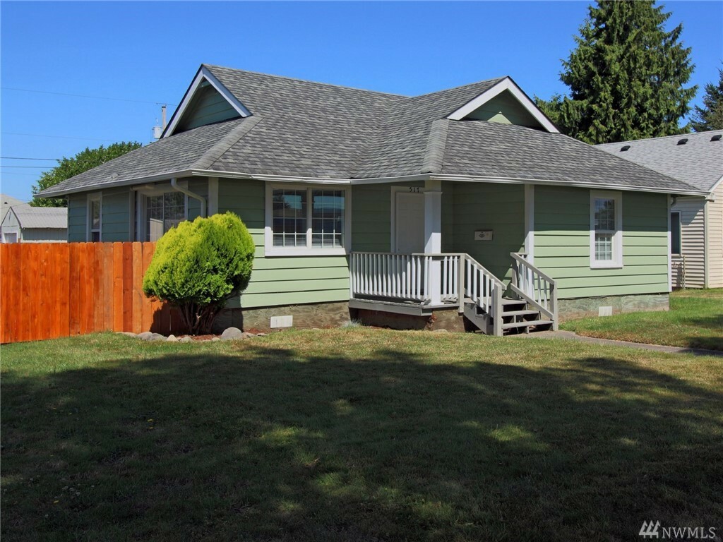 Property Photo:  517 Oregon Wy  WA 98632 