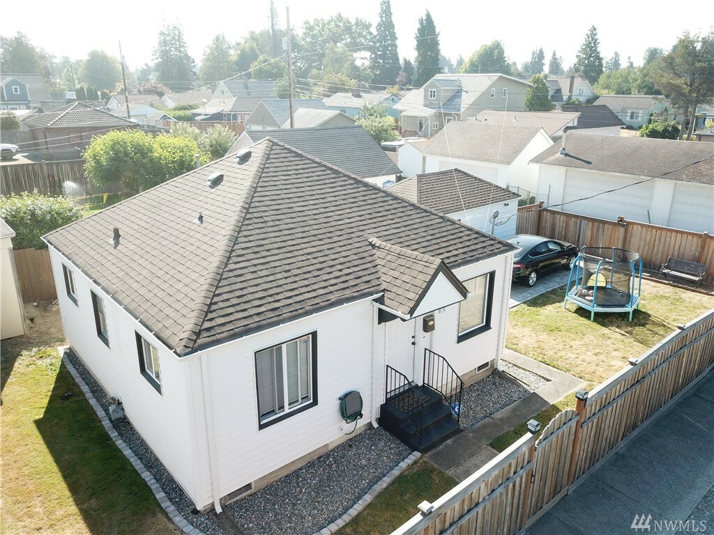 Property Photo:  815 N Stevens St  WA 98406 