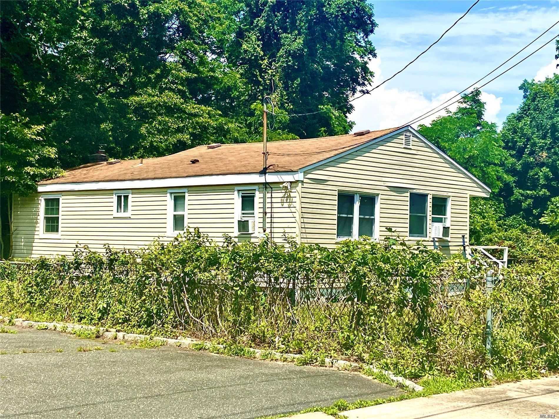 Property Photo:  186 Cranberry Drive  NY 11951 