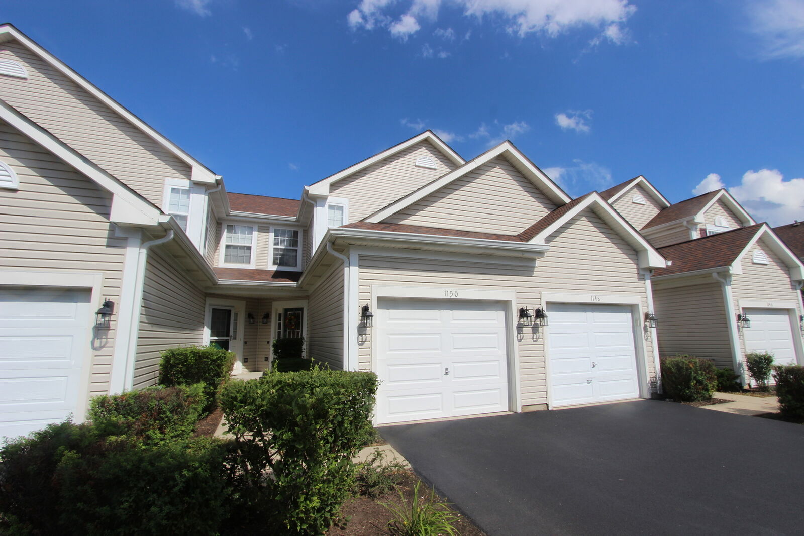 Property Photo:  1150 Heartland Gate  IL 60156 