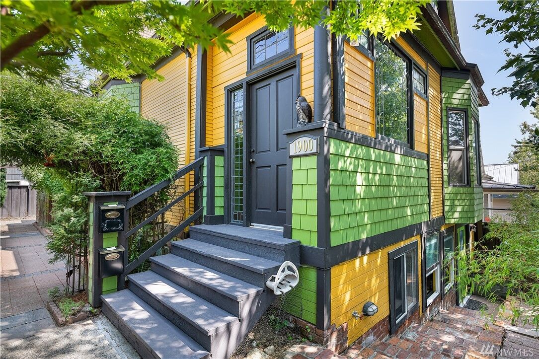 Property Photo:  1900 E Union St  WA 98122 