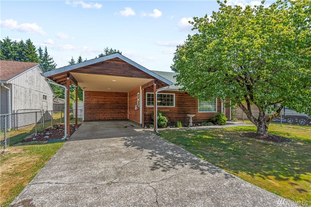 Property Photo:  744 NE Woodard Ave  WA 98611 