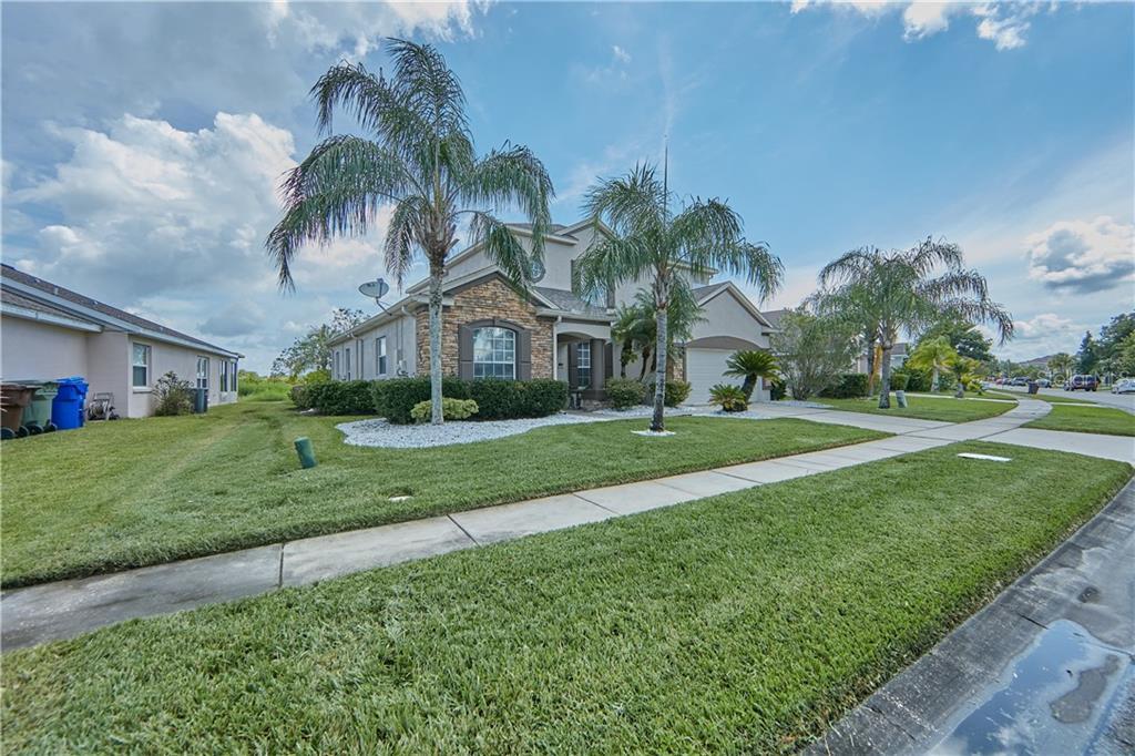 Property Photo: 2381 The Oaks Boulevard FL 34746