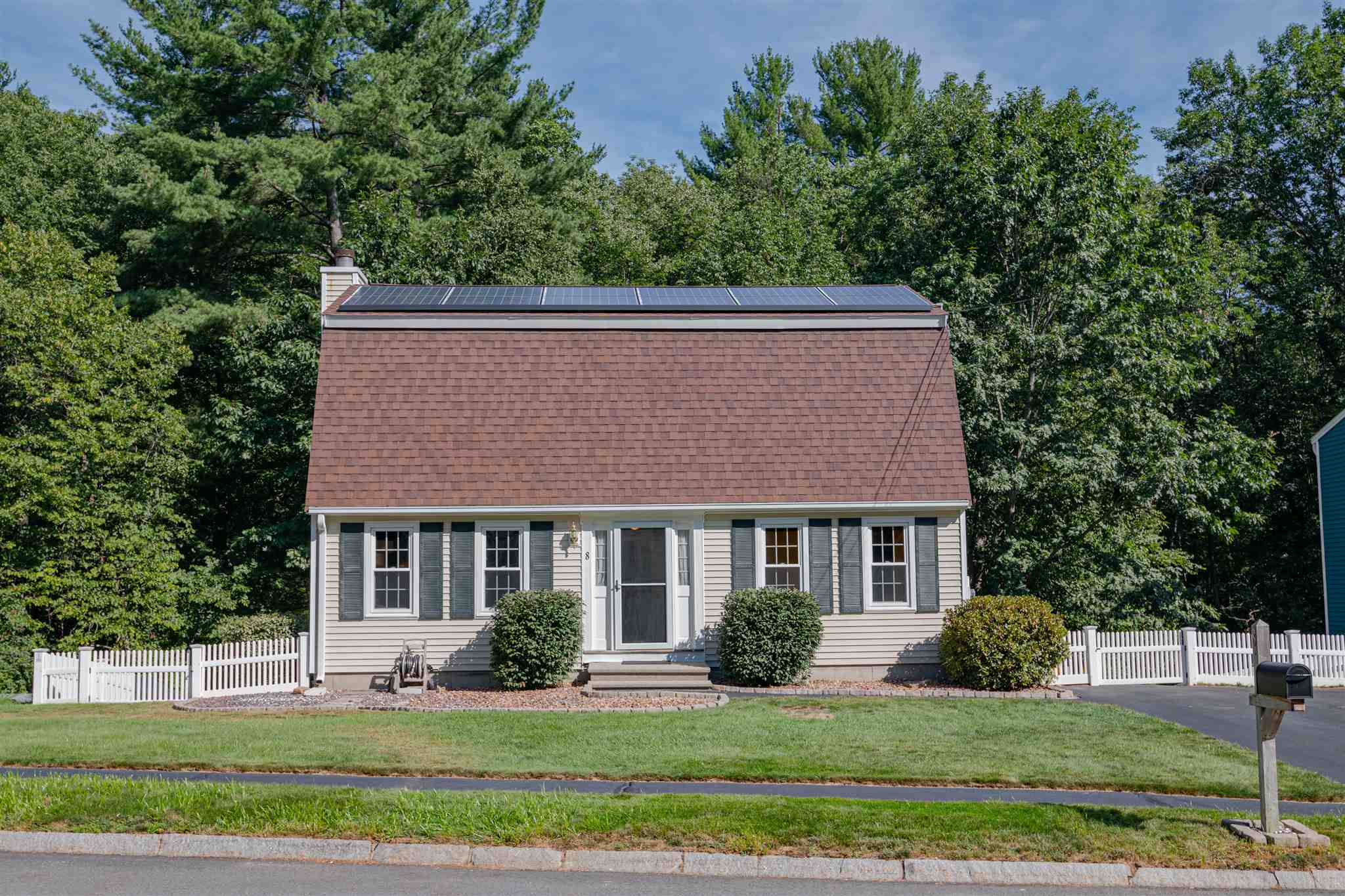 Property Photo: 8 Brinton Drive NH 03064