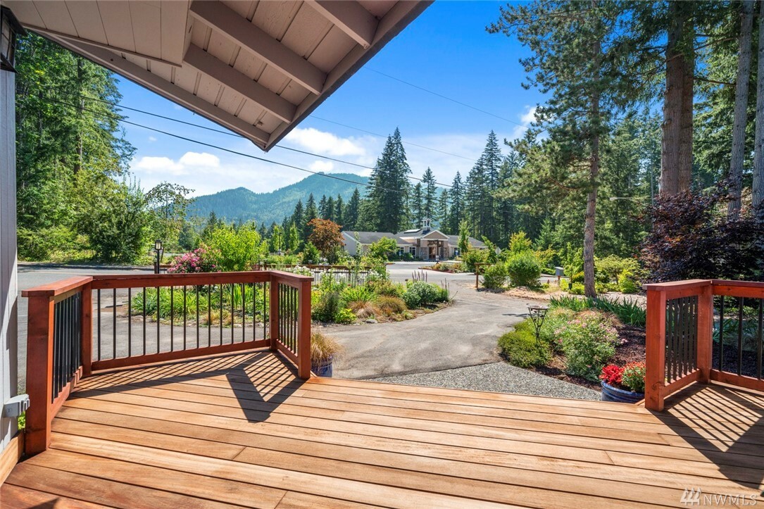 Property Photo:  380 SE Darst St  WA 98027 