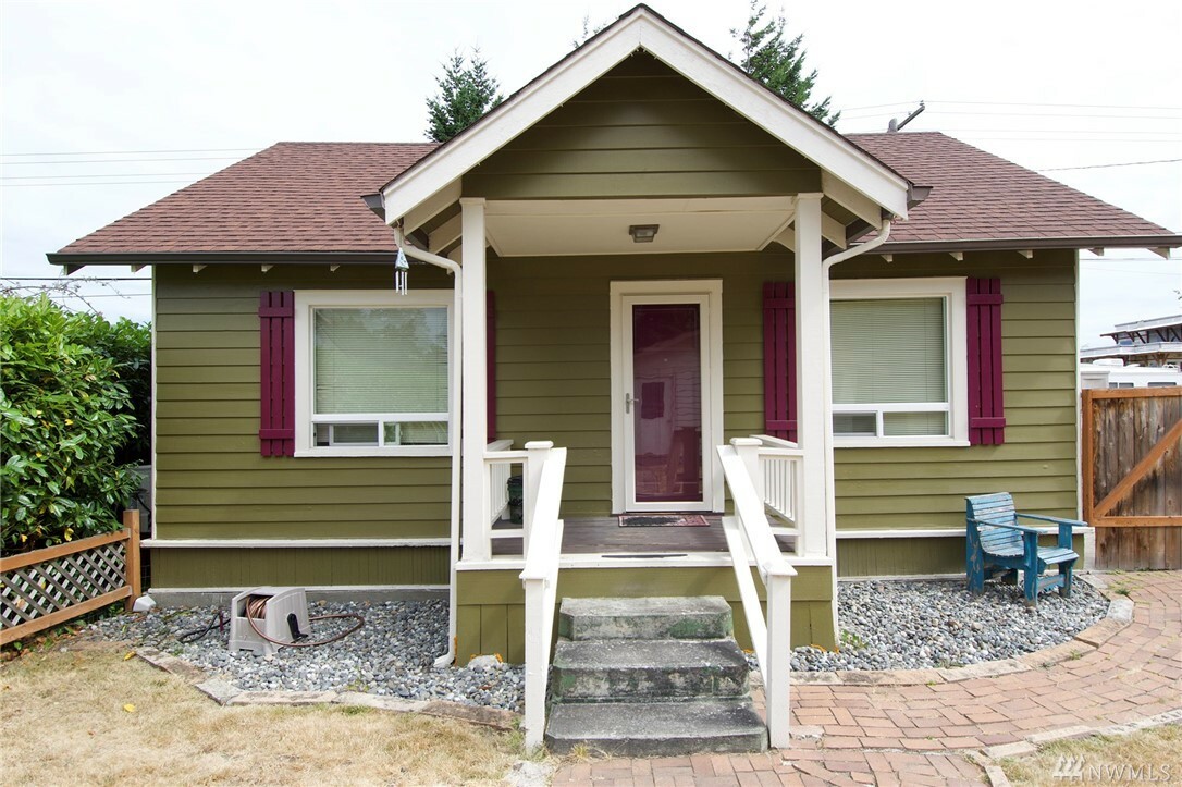 Property Photo:  1827 W 6th St  WA 98363 