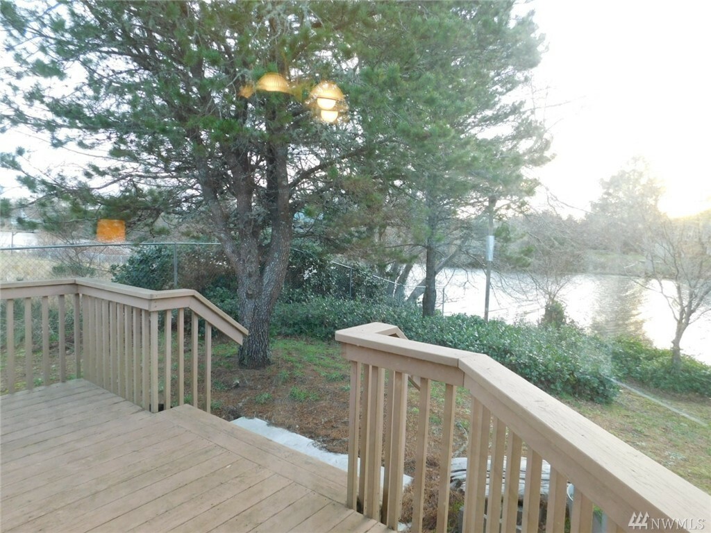 Property Photo:  681 Island Cir SE  WA 98569 