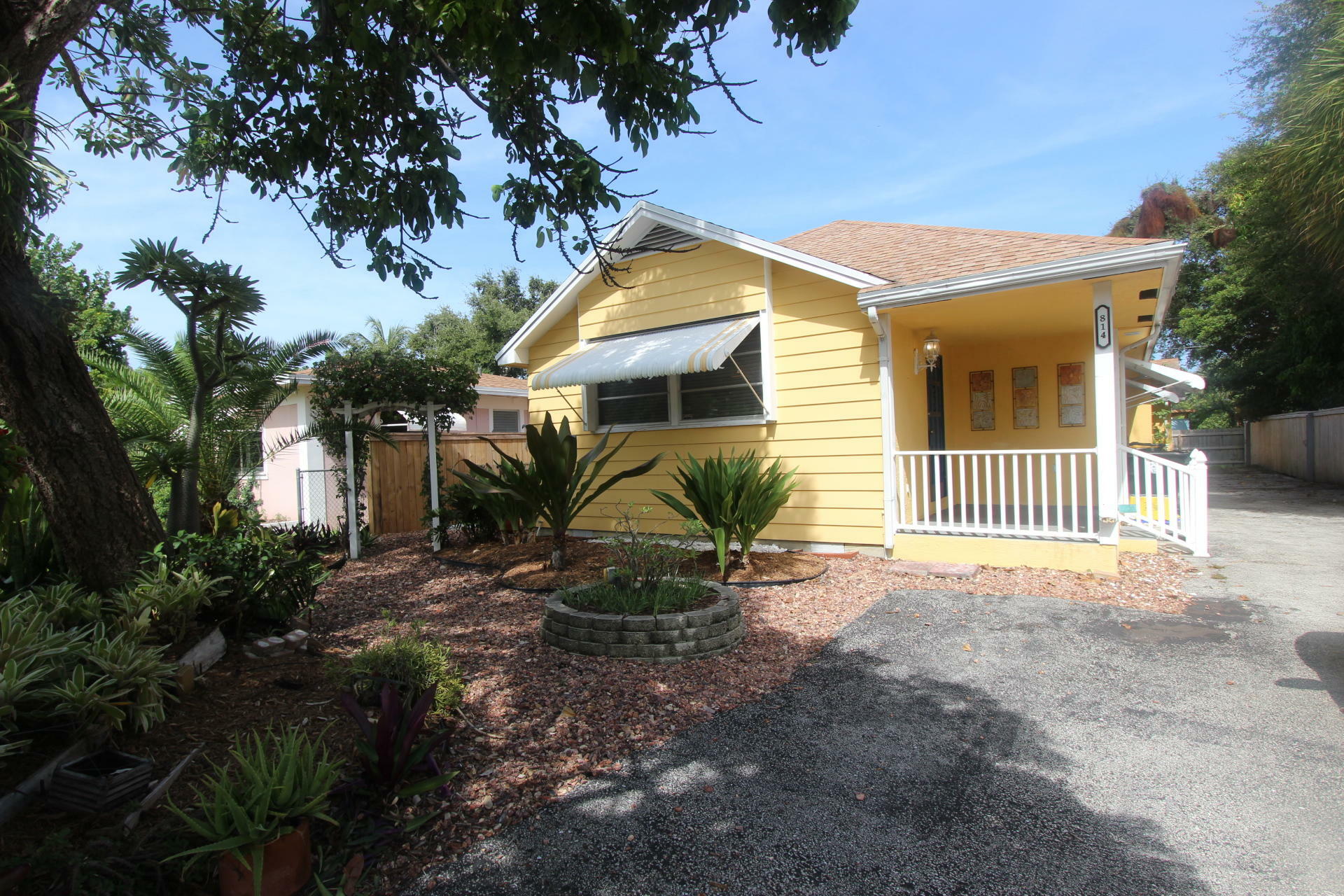 Property Photo:  814 S Federal Highway  FL 33460 