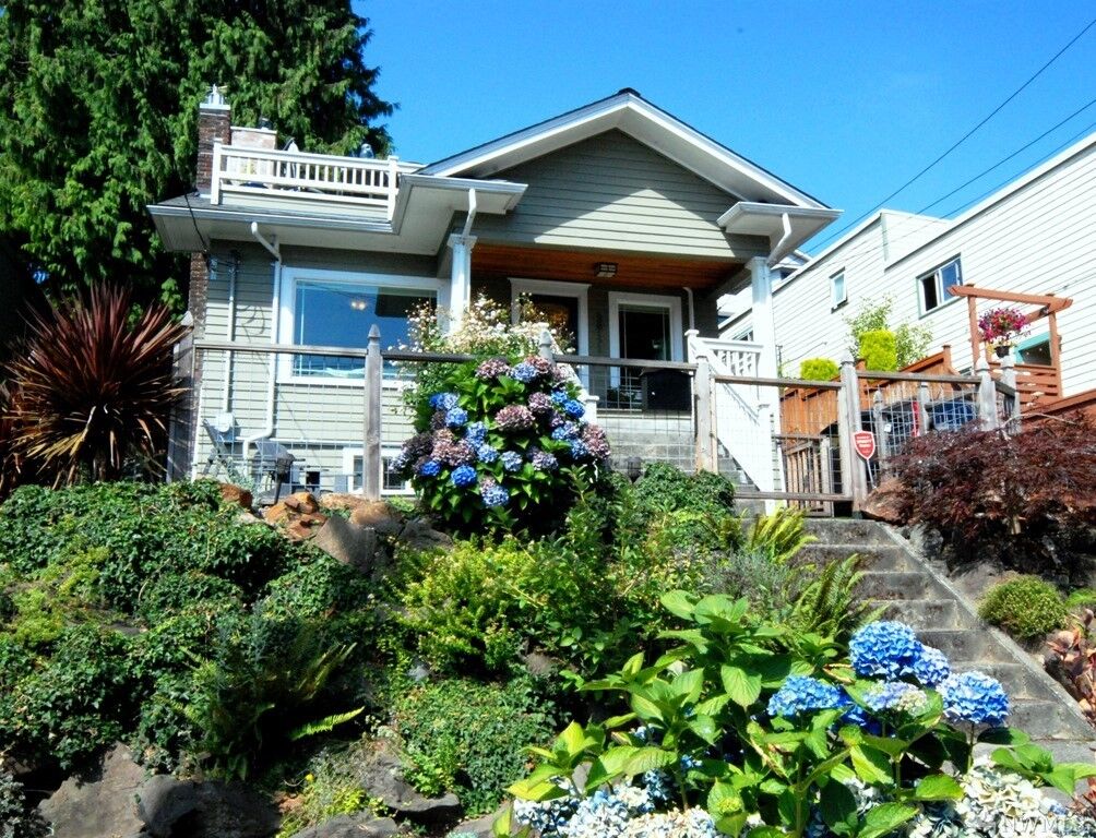 Property Photo: 3911 1st Ave NE WA 98105
