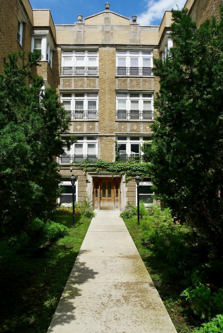 Property Photo: 1626 West Farwell Avenue 1F IL 60626