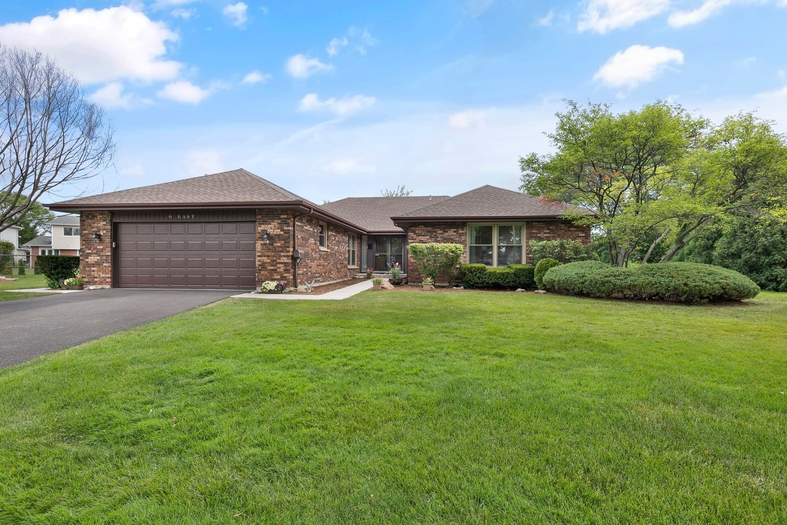 Property Photo: 6 East Brookwood Drive IL 60004
