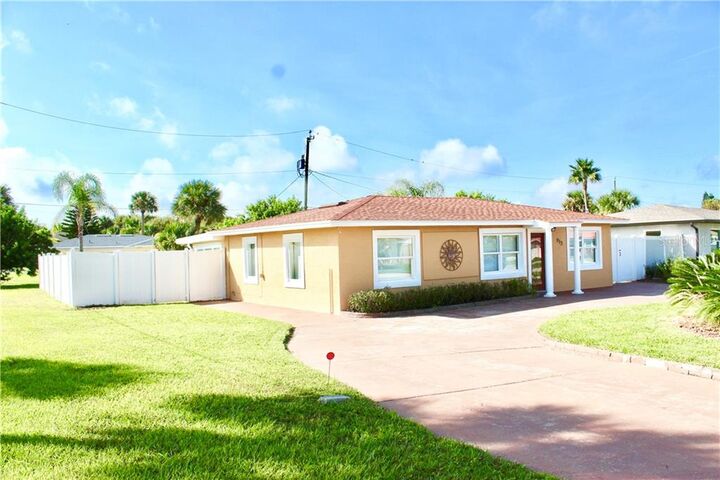 Property Photo: 813 E 6th Avenue FL 32169