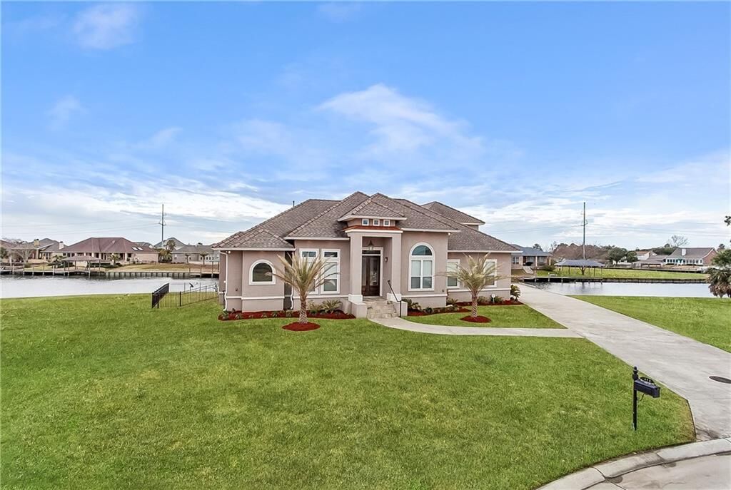 Property Photo:  472 San Cristobal Court  LA 70458 