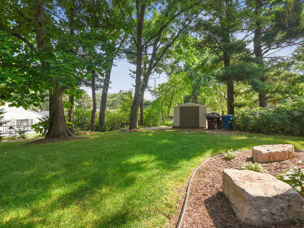 Property Photo:  1695 Sandhurst Avenue E  MN 55109 