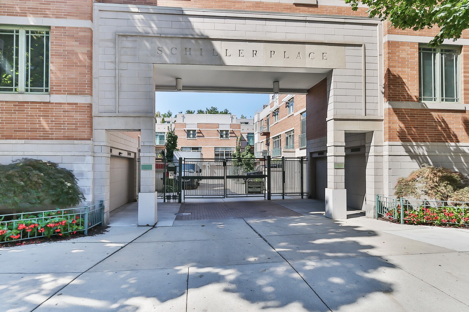 Property Photo: 1401 N Wieland Street Q IL 60610