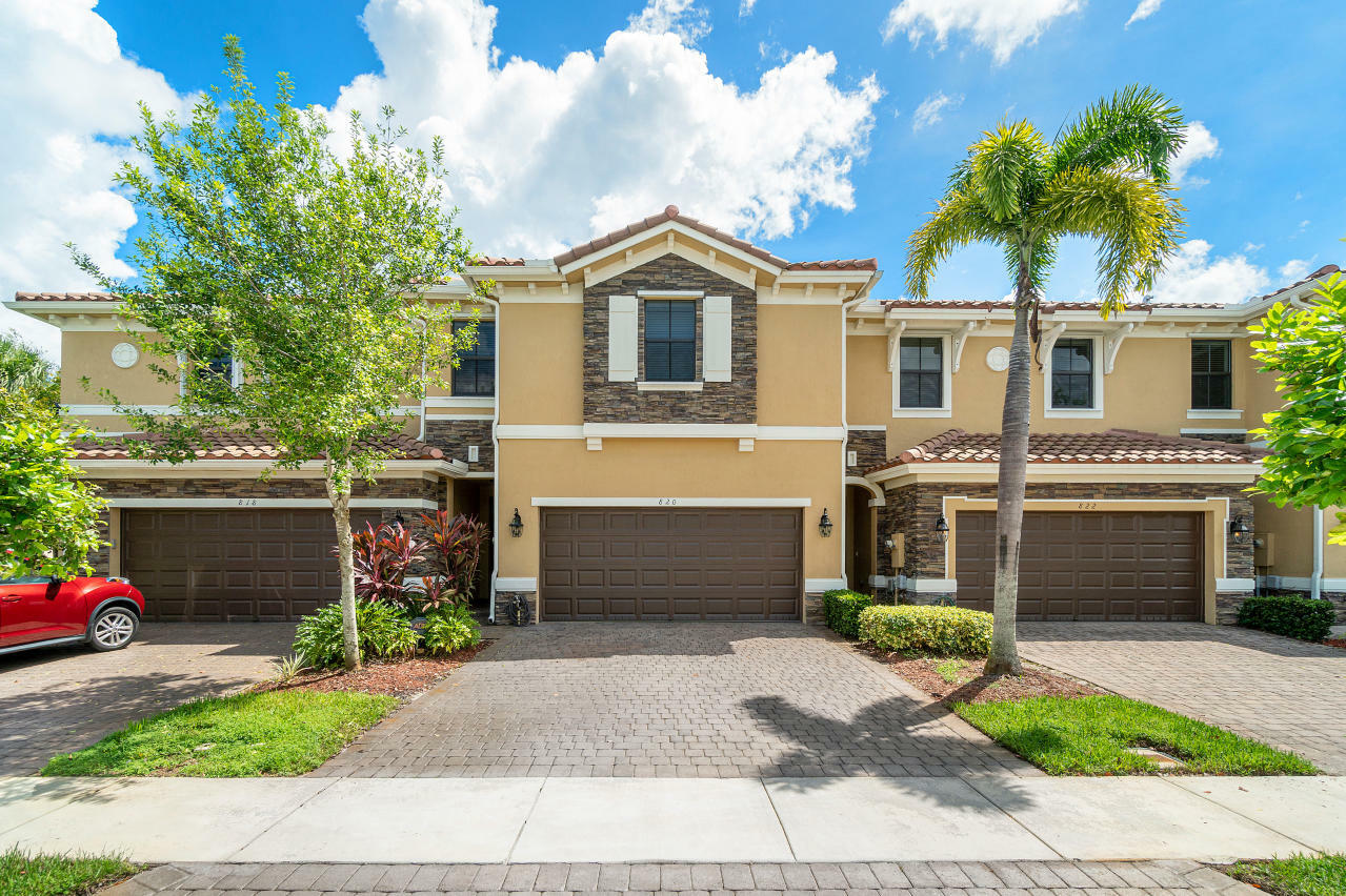 Property Photo:  820 W Village Circle  FL 33325 