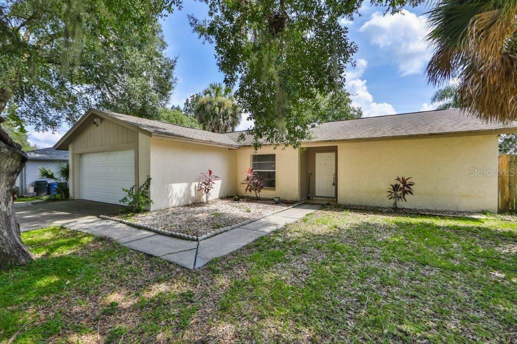 Property Photo: 2703 Manor Hill Drive FL 33511