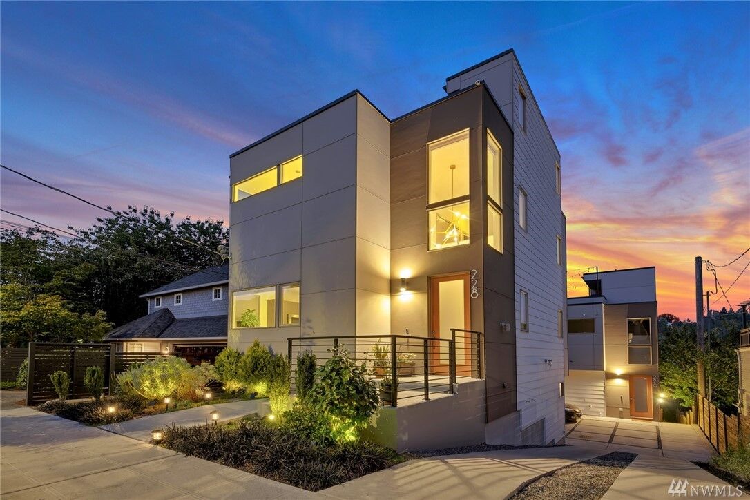 Property Photo:  228  27th Avenue E  WA 98112 
